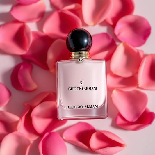 Flacon Si Giorgio Armani entouré de cassis et pétales de rose